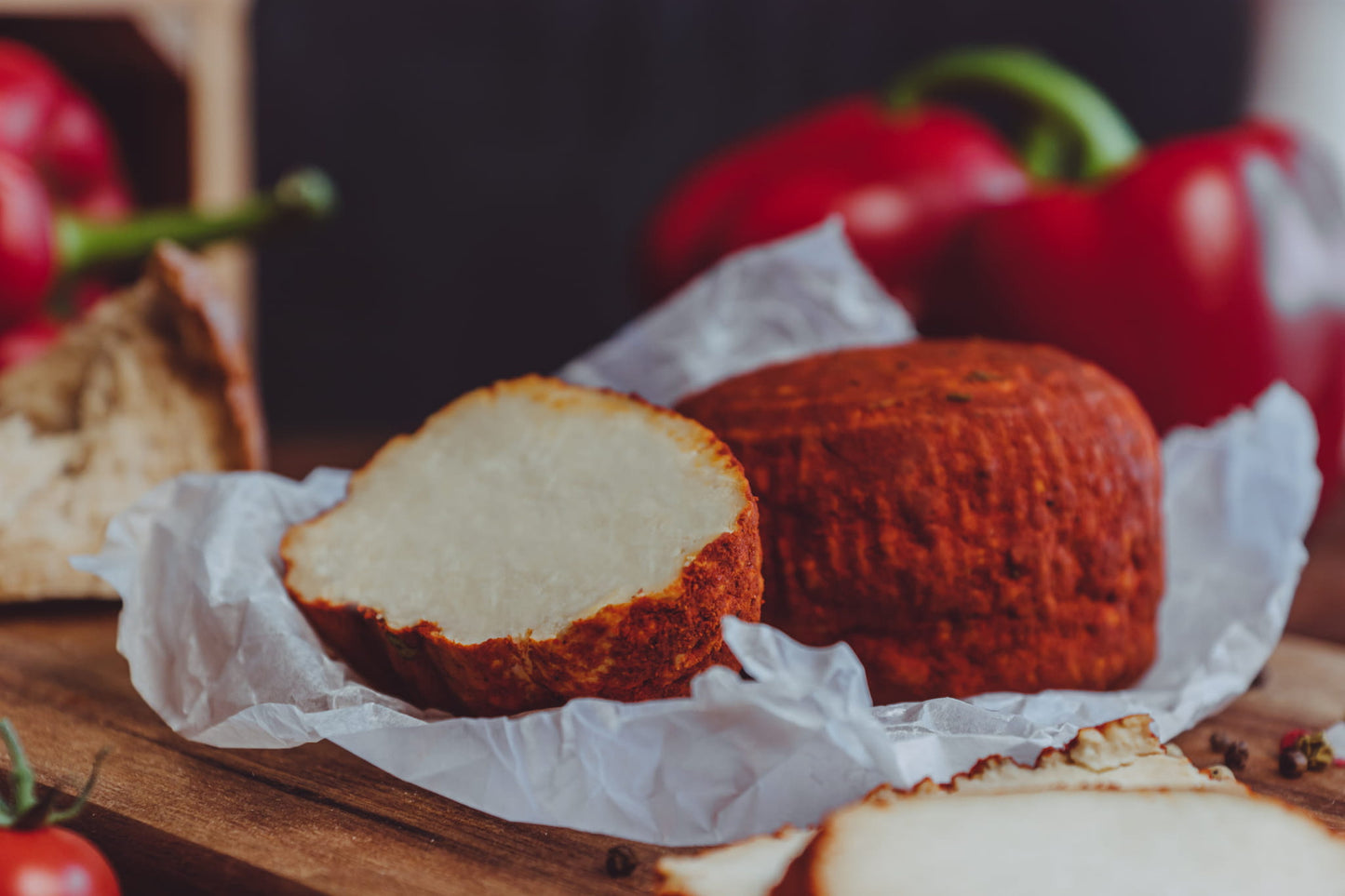 Wędzony ser solankowy z papryką słodką (ok. 200 g)